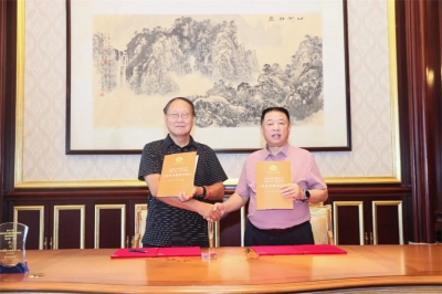 海南省企業(yè)聯(lián)合會、海南省企業(yè)家協(xié)會常務(wù)會長兼秘書長冷明權(quán)與天朝上品集團董事長黃永毅簽約